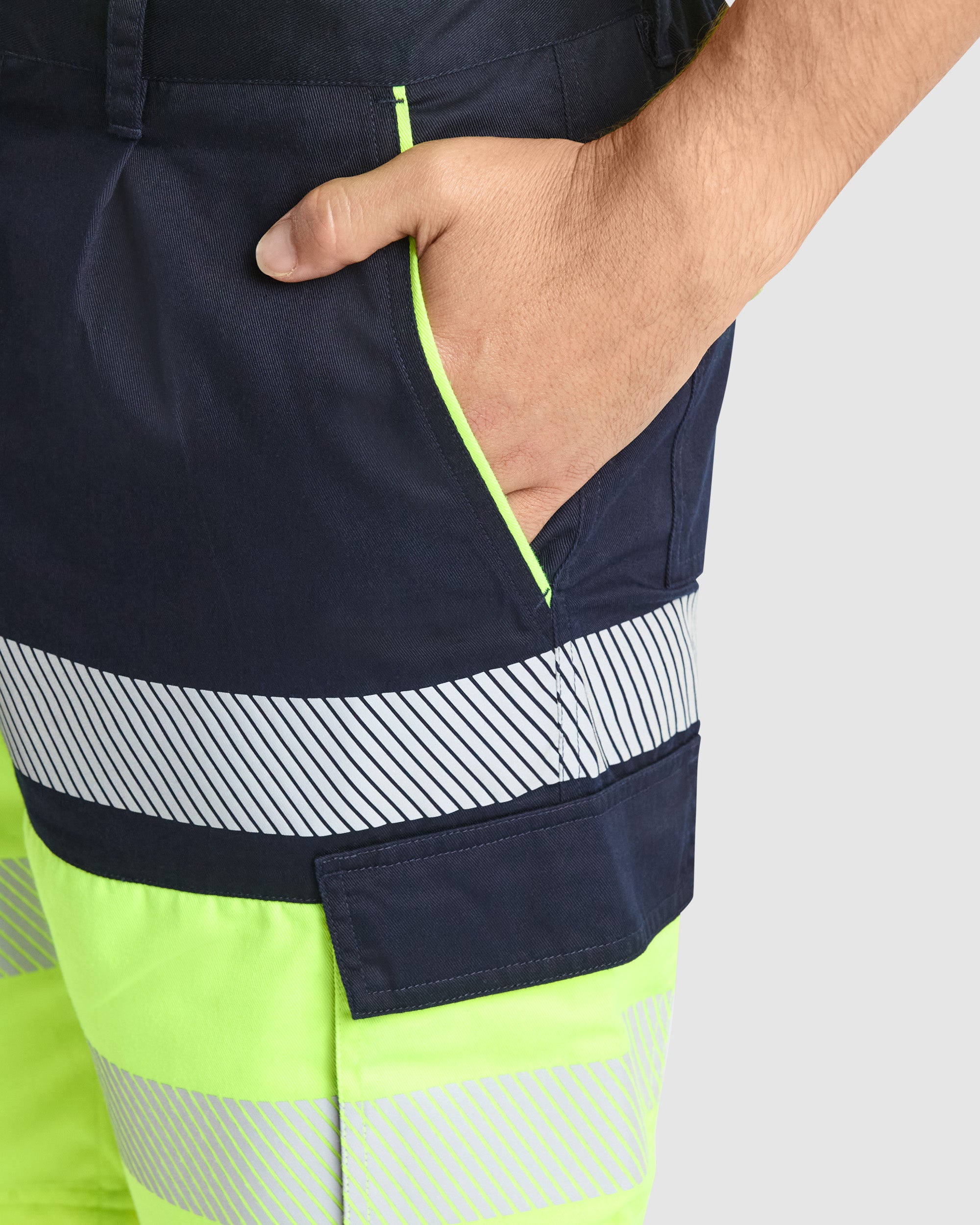 Pantaloni scurti reflectorizanti cu buzunare laterale LADA