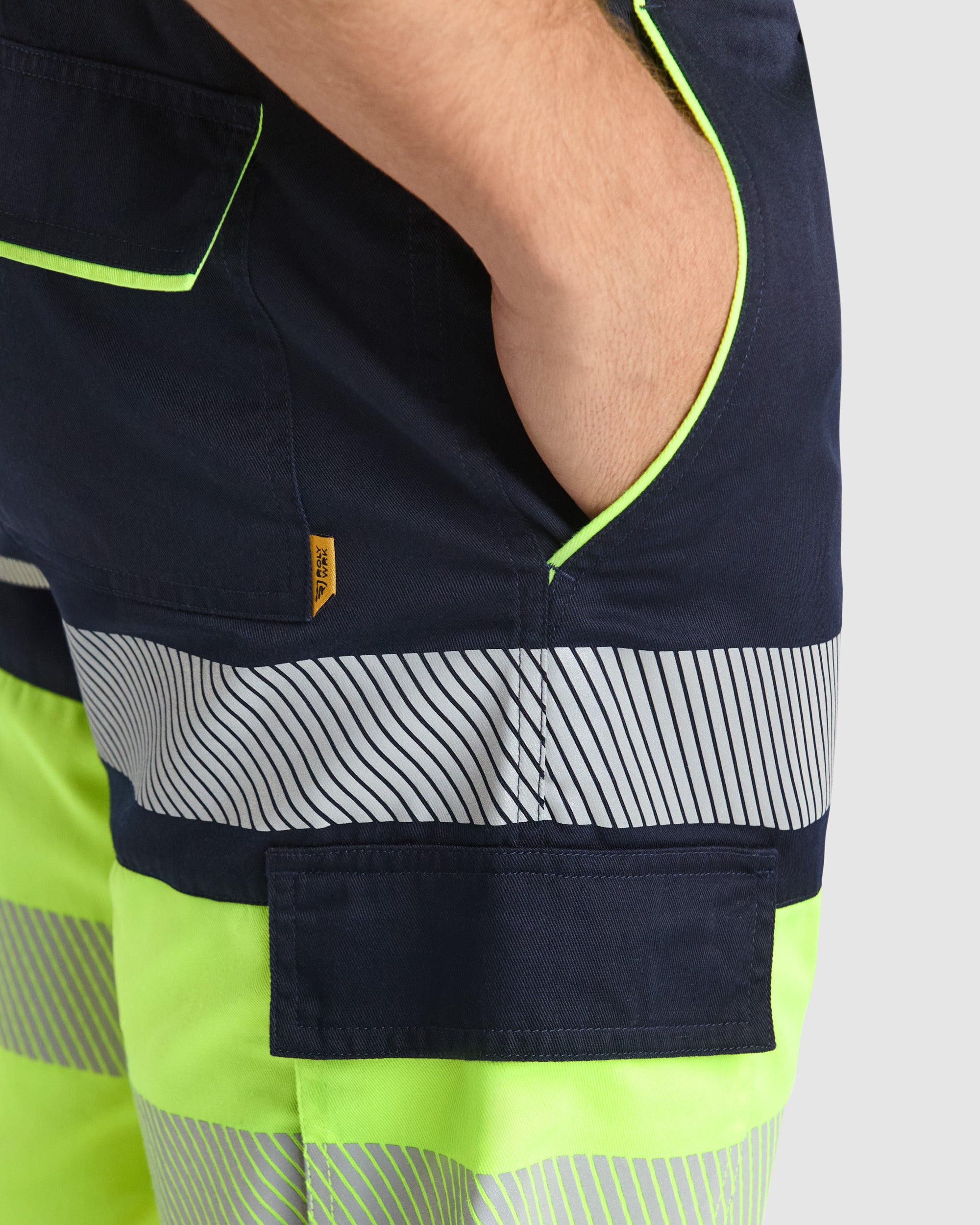 Pantaloni scurti reflectorizanti cu buzunare laterale LADA